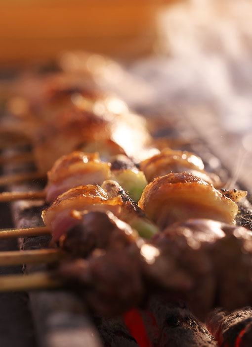 焼鳥を焼く